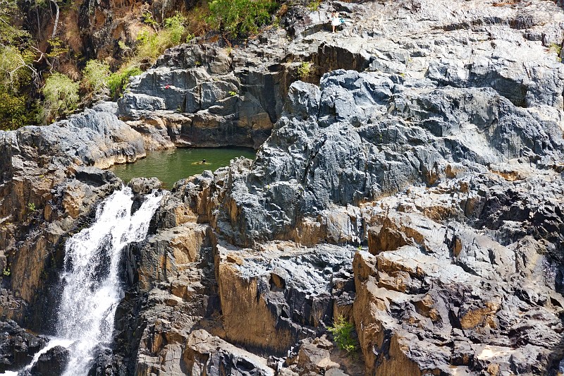 2009-11-06 22-01-44_2.jpg - ein kühles Bad in der Mittagshitze... leider sind wir nur Zuschauer ;-(